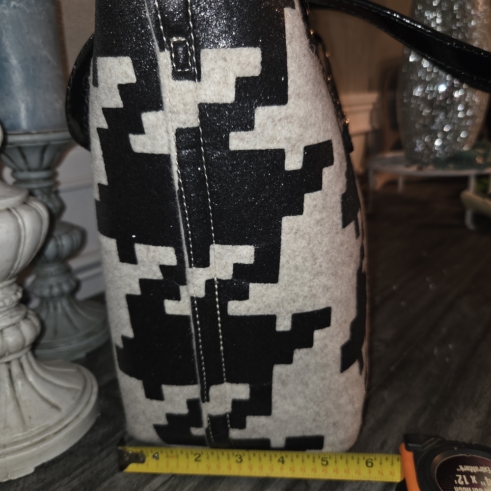Kate Spade Limited Addition Black and Cream Tote with Storybook Pouch NWOT - Picture 8 of 11